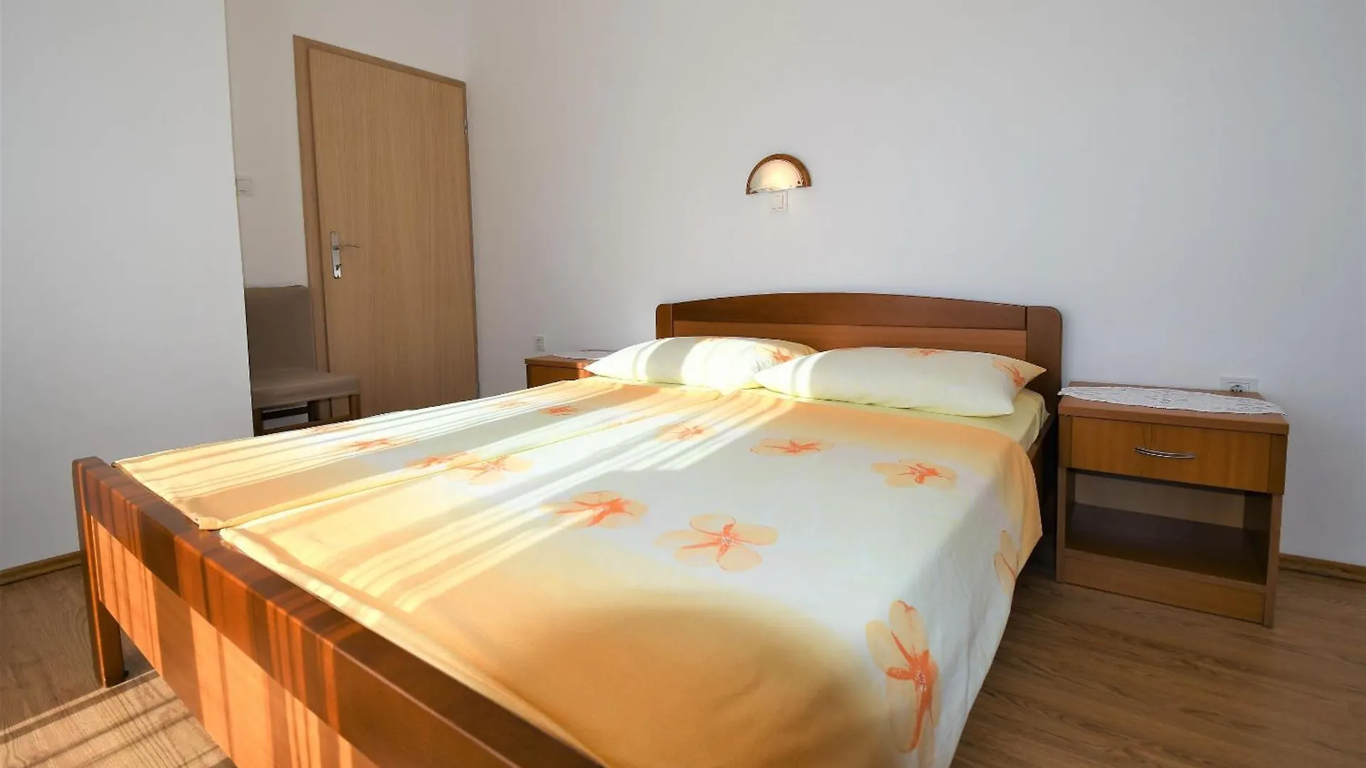 Apartments Mirjana V Lopar