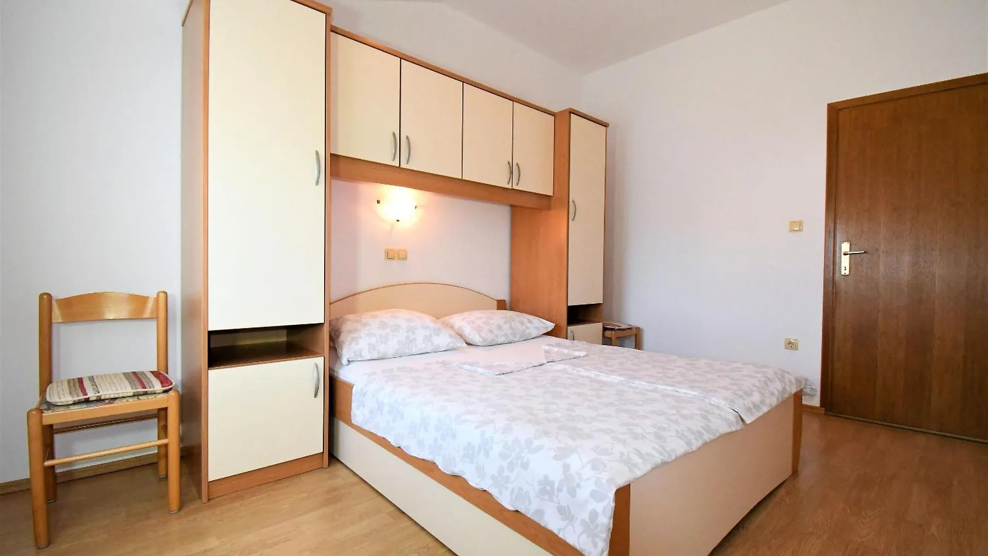 Apartments Mirjana V Lopar 0*,
