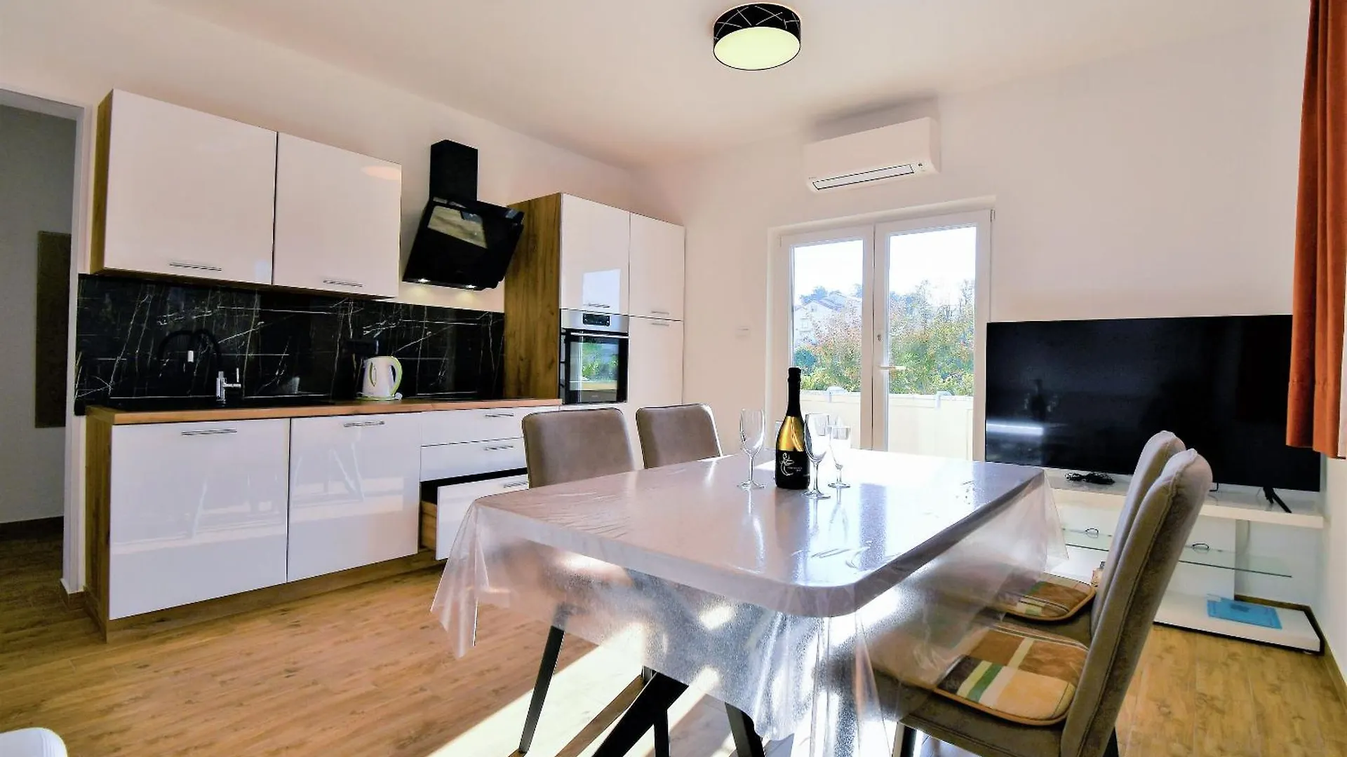 Apartments Mirjana V Lopar 0*,