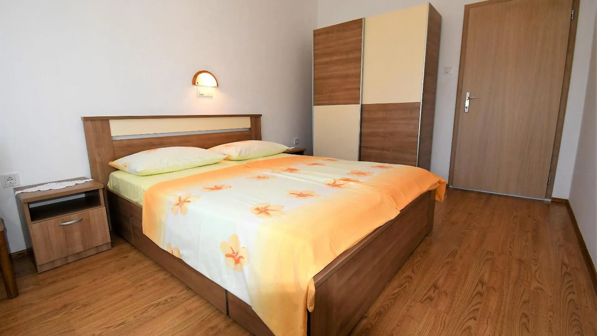 Apartments Mirjana V Lopar